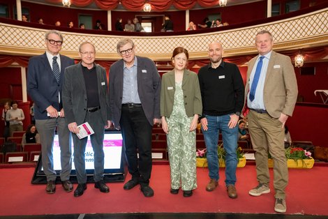 Gruppenfoto mit Stadttheater Gmunden im Hintergrund