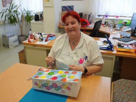 Susanne Massow bei der Gestaltung von Sternenkindersärgen