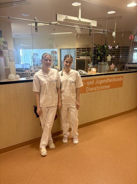 Hospitations-Teilnehmerinnen vor dem Stations-Stützpunkt