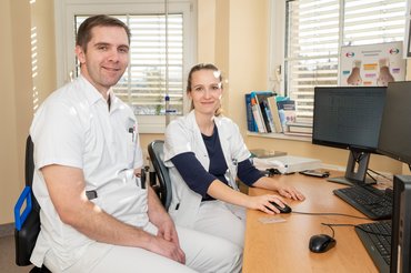 AssitenzärztInnen sitzen am Schreibtisch vor dem Computer