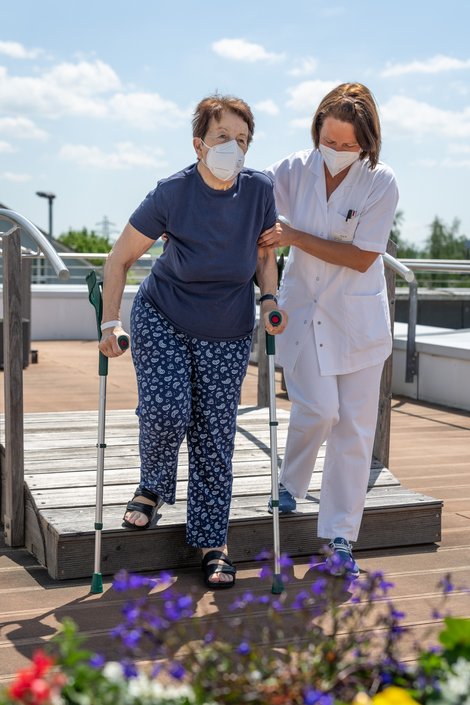 Pflegemitarbeiterin Petra Riegebauer von der Akutgeriatrie und Remobilisation des Klinikums Rohrbach trainiert mit Patientin Christine Atzgerstorfer im Therapiegarten, um sie wieder fit für den Alltag zu machen.