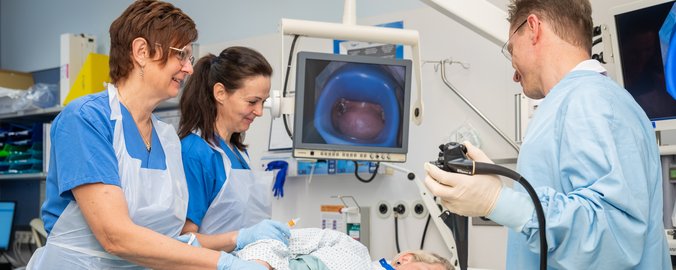 3 MitarbeiterInnen führen eine Endoskopie an einer Patientin durch