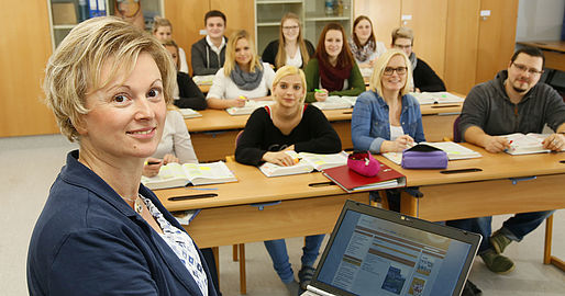 Lehrerin mit Schülerin in der Klasse