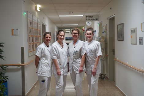 Praktikantinnen mit Mitarbeiterinnen im Salzkammergut Klinikum