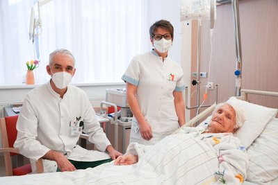 Prim. Dr. Boris Lade und Stationsleiterin Maria Ambrosch freuen sich mit Liselotte Schilcher über die gelungene Operation und die rasche Genesung 