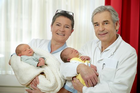 Das Team der Geburtshilfe mit dem Leiter Prim. Wolfgang C. Baschata 