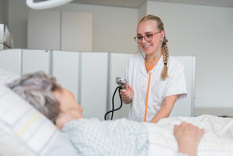 Eine Auszubildende der Schule für Gesundheits- und Krankenpflege Gmunden betreut eine Patientin