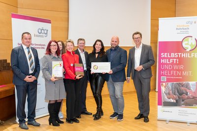 Gruppenfoto mit Zertifikat als Selbsthilfefreundliches Krankenhaus