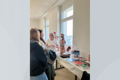 2 Interessenten beim Tag der offenen Tür 