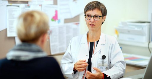 Therapeutin im Gespräch mit einer Patientin