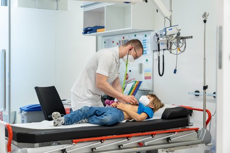 In der neuen Zentralen Ambulanten Erstversorgung am Salzkammergut Klinikum Vöcklabruck stehen nun auch zwei eigene Behandlungsplätze für Kinder und Jugendliche zur Verfügung, womit das Klinikum zu den Vorreitern in Europa zählt. 
