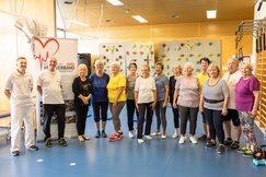 Gruppenfoto von Mitgliedern des Österreichischen Herzverbandes im Turnsaal des Salzkammergut Klinikums