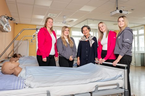 Ragl mit Auszubildenden am Krankenbett mit Simulationspuppe