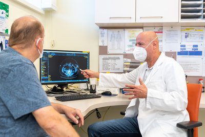 Prim. Dr. Gernot Köhler untersucht einen Patienten