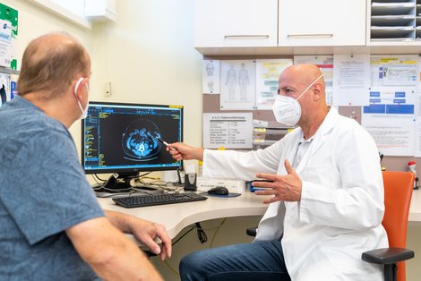 Prim. Dr. Gernot Köhler untersucht einen Patienten