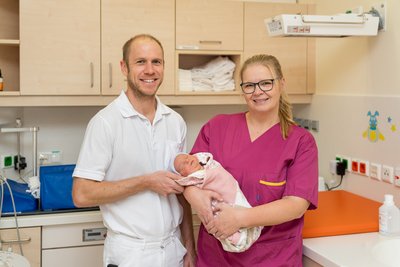 Arzt und Hebamme mit Baby aus dem Klinikum Freistadt
