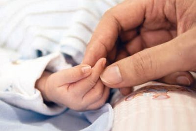 2 Hände (Mutter hält die Hand eines Neugeborenen)