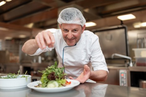 Küchenchef Alexander Fenzl beim Kochen