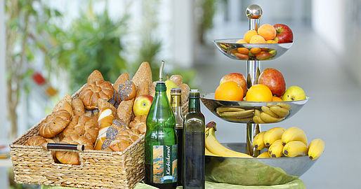 Gebäck, Ölflaschen und Obst auf einem Tisch