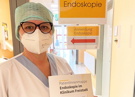 Mitarbeiterin mit Aufklärungsbogen