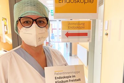 Mitarbeiterin mit Aufklärungsbogen