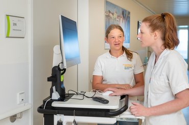 Auszubildende bei Dokumentation