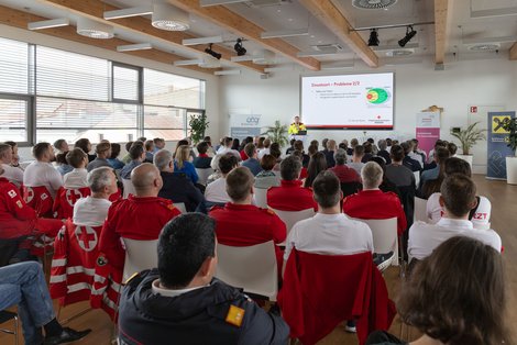 Voller Veranstaltungssaal Blick nach vorne zum Vortragenden