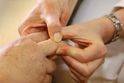 Schmerzhafte Gelenksentzündungen als Zeichen einer rheumatischen Erkrankung 