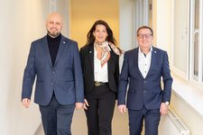 Ärztlicher Direktor Prim. Dr. Kostja Steiner, MBA, Pflegedirektorin Christa Kneidinger, MBA, Kaufmännischer Direktor Dipl. KH-BW. Friedrich Pöschl