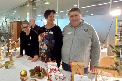 BewohnerInnen verkaufen Selbstgebasteltes