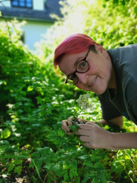 Susanne Massow bei der Arbeit mit Kräutern im Garten