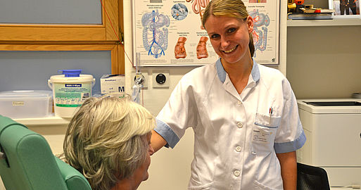 Mitarbeiterin mit Patientin