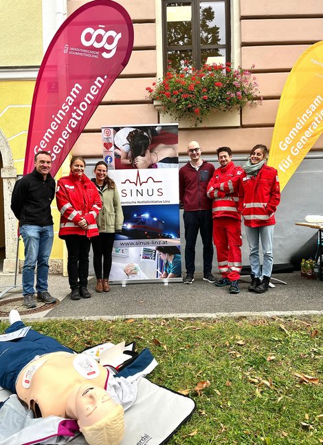 Bildtext 3: v.l.n.r. DGKP Johannes Holzinger, Prim.a Dr.in Silvia Dobler, MPH, Lukas Grassegger und Maria Bodingbauer (MedizinstudentInnen, Mitglieder des Verein Sinus), OA Dr. Bernhard Schlenz und Ass.in Dr.in Anna Kamptner am Rathausplatz