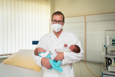 Prim. Dr. Werner Hochmeir, der Leiter der Gynäkologie und Geburtshilfe am Klinikum Rohrbach mit Babys im Arm