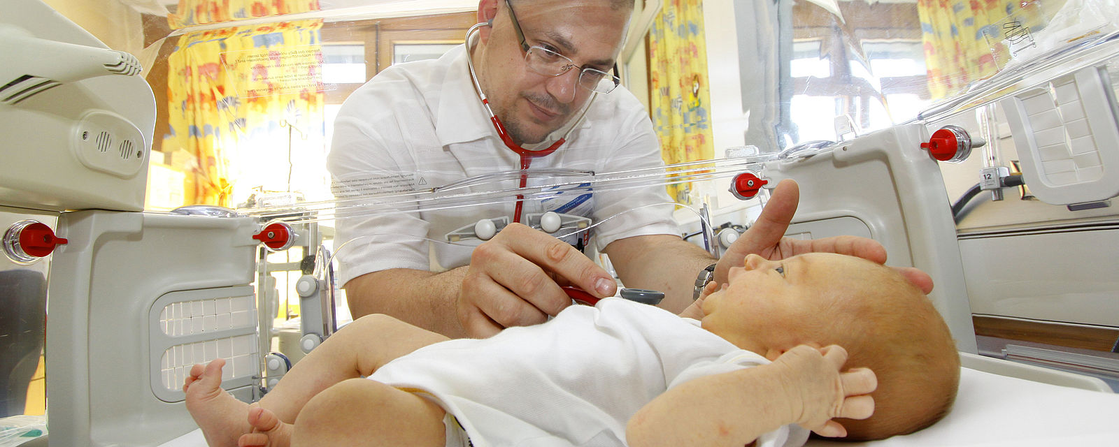 Kinderarzt untersucht Baby