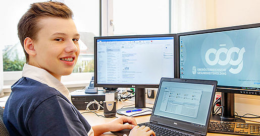 Junger Bursch am PC