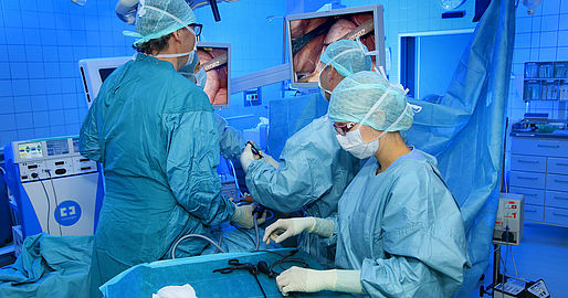 3 Mitarbeiter im OP bei einem Eingriff