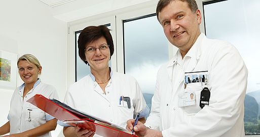 Arzt und 2 Krankenpflegerinnen bei der Visite