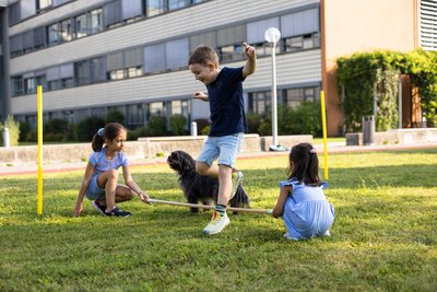 Kinder spielen mit Hund