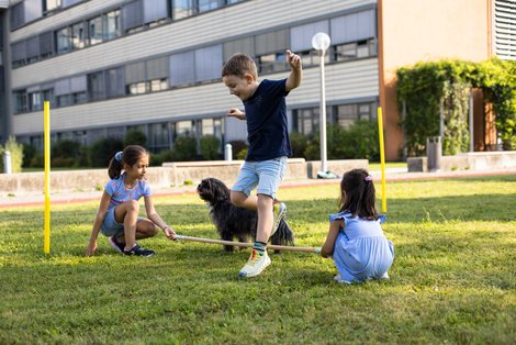 Kinder spielen mit Hund