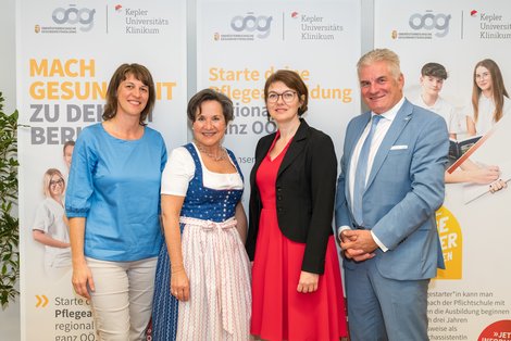 v.l.n.r.: Sylvia Löschenkohl MSc. (Stv. Pflegedirektorin PEK Steyr), Maria Ragl MSc (Direktorin GuKPS Steyr), Mag.a Martina Bruckner (Leitung OÖG-Schulen) und Mag. Karl Lehner, MBA (Mitglied der Geschäftsführung der OÖG)