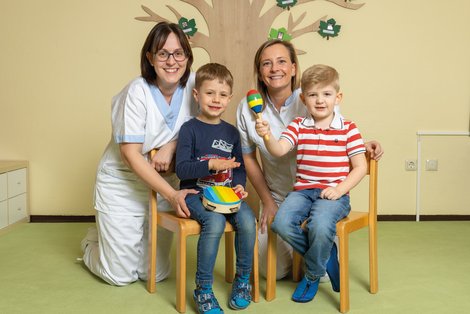 Dank der erweiterten Öffnungszeiten des Betriebskindergartens und der Betriebskrabbelstube am Pyhrn-Eisenwurzen Klinikum Steyr können DGKPin Daniela Ritt (li. mit Sohn Maximilian) und DGKPin Sofia Pontoni (re. mit Sohn Linus) sich ohne schlechtes Gewissen voll auf ihre Arbeit konzentrieren.