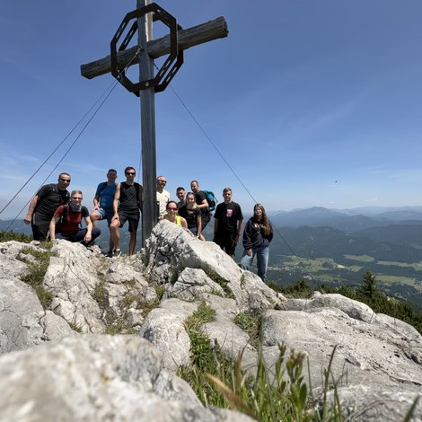Gruppenfoto mit Ruth Bahmann mit Gipfelkreuz bei einer Wanderung