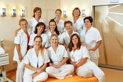Das Hebammen-Team am Pyhrn-Eisenwurzen Klinikum Steyr in weißer Kleidung teilweise sitzend und stehend.