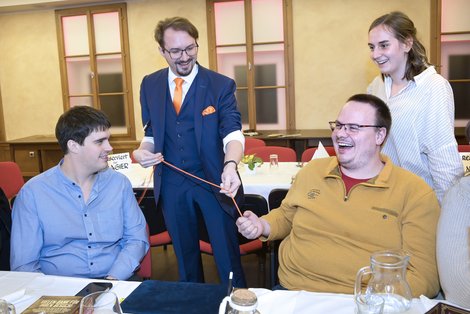 Zauberkünstler Harald Brunner („Harry Fontaine“) präsentiert bei einer Tischshow einen Seiltrick und bindet mehrere Gäste aktiv in die Zaubervorführung ein.