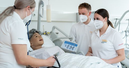 PflegeschülerInnen üben an einer Simulationspuppe