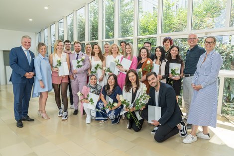 Bildtext 2: Die AbsolventInnen der Röntgenassistenz an der Schule für Gesundheits- und Krankenpflege und medizinische Assistenzberufe am Kepler Universitätsklinikum mit ihren GratulantInnen.  