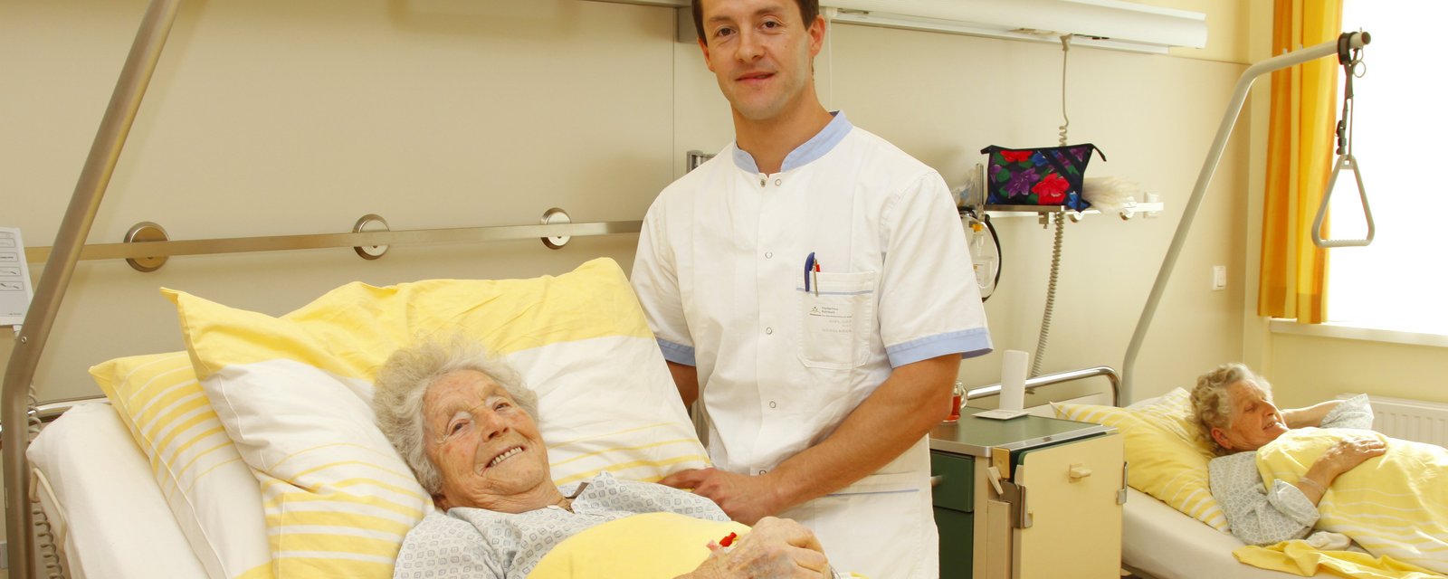 Pfleger am Bett einer Patientin