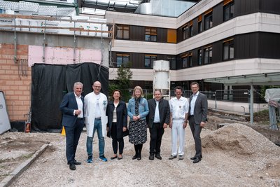 Gruppenfoto vor dem Rohbau