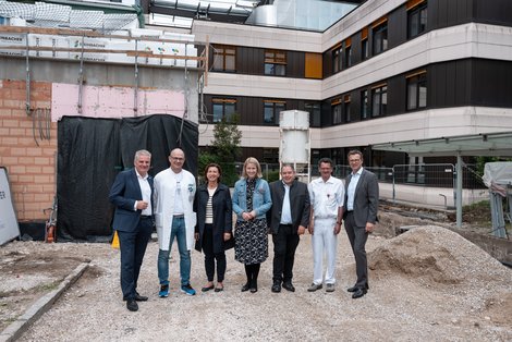 Gruppenfoto vor dem Rohbau